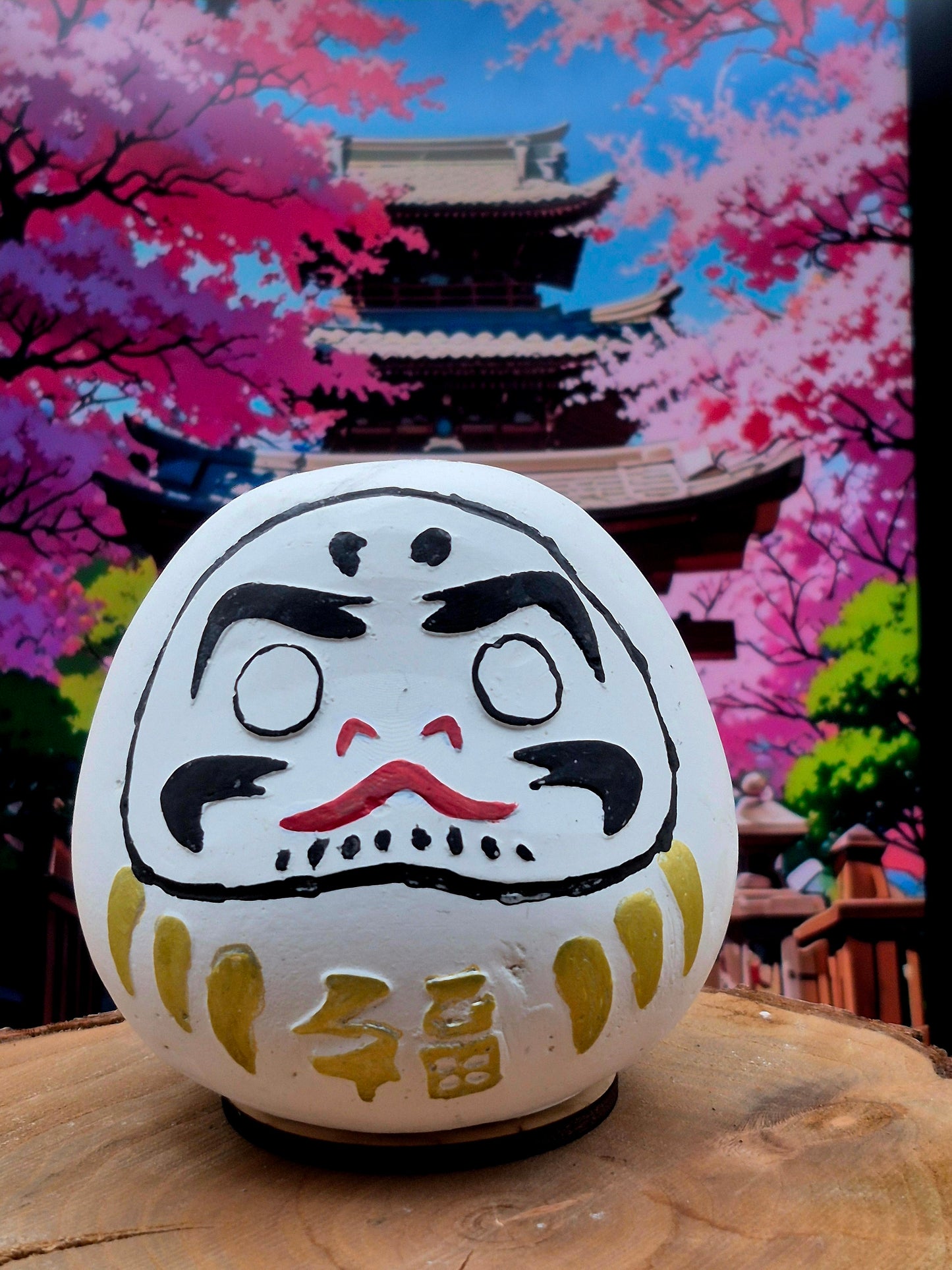 Daruma en plâtre peint à la main.