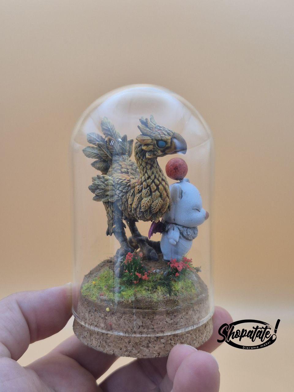diorama sous cloche en verre représentant un chocobo avec un mog de l'univers Final fantasy, fait main décoration ou cadeau geek et pop culture