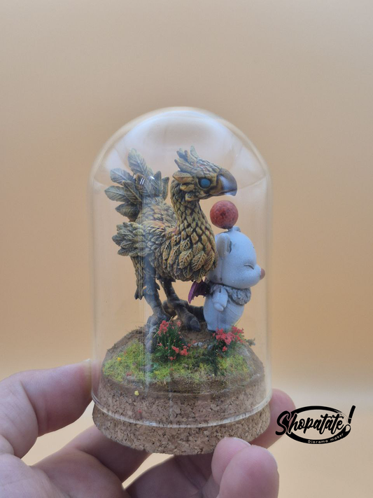 diorama sous cloche en verre représentant un chocobo avec un mog de l'univers Final fantasy, fait main décoration ou cadeau geek et pop culture