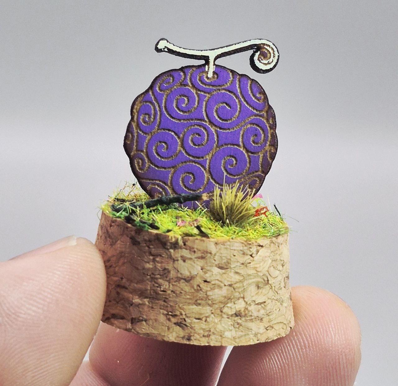 Miniature Devil Fruit One Piece exposée sur étagère manga