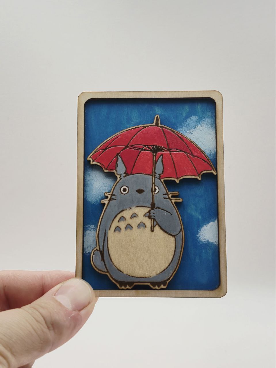 Carte en bois Totoro, le cadeau parfait pour une Bibliothéque et fan du Studio Ghibli, création artisanal en bois fait main.