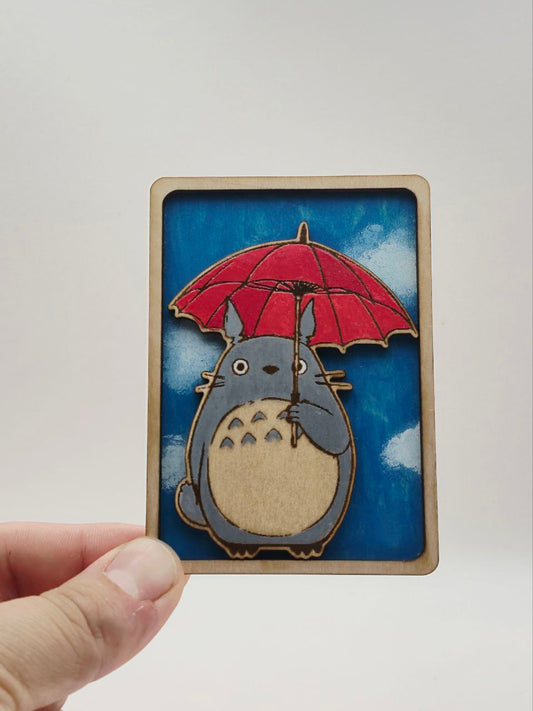 Carte en bois Totoro, le cadeau parfait pour une Bibliothéque et fan du Studio Ghibli, création artisanal en bois fait main.