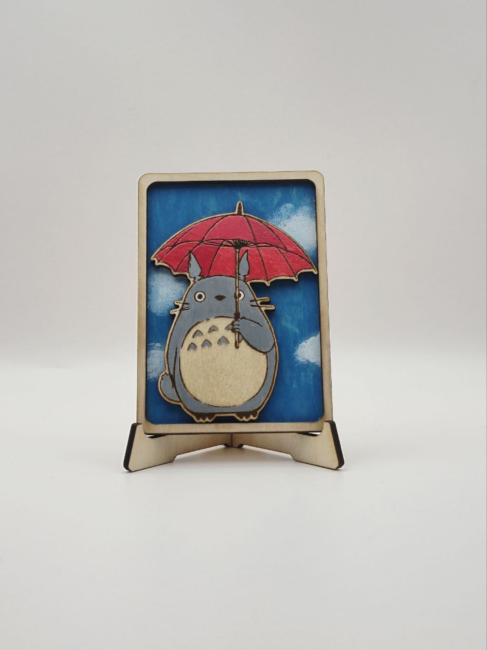 Carte en bois Totoro, le cadeau parfait pour une Bibliothéque et fan du Studio Ghibli, création artisanal en bois fait main.