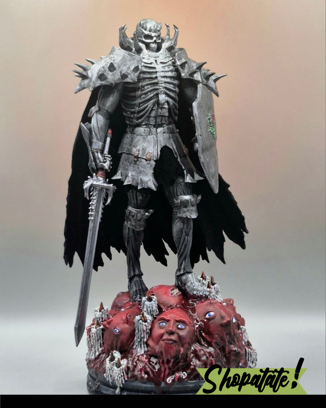 Détail de l'armure et du socle du Skull Knight Berserk